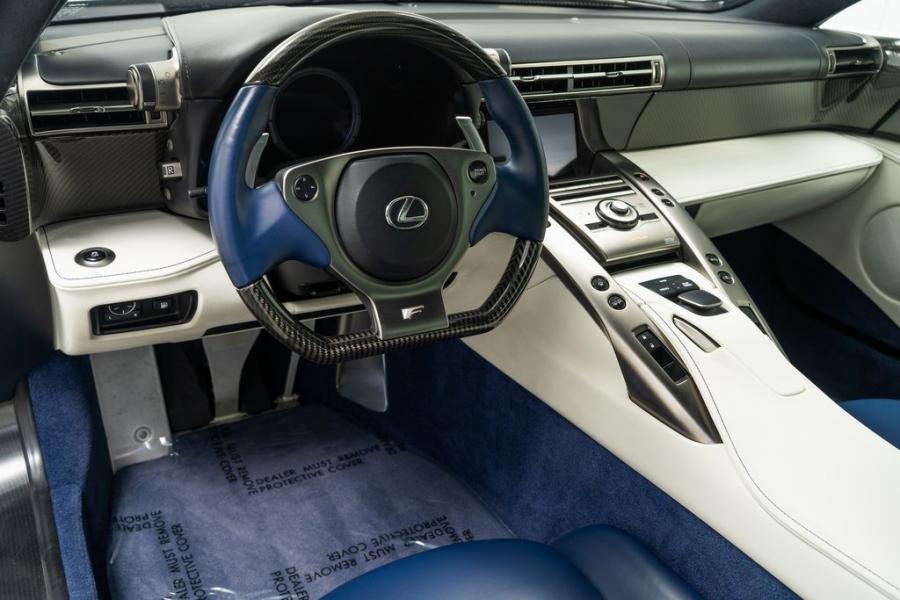 Торпедо Lexus LF-A (108) 2012 года  (фото 25 из 34)